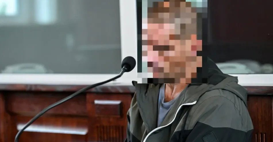 zdjęcie: 45-latek skazany m.in. za podpalenie przedszkola w Koszalinie / Słupsk, 04.09.2026. Oskarżony Piotr G. na sali Sądu Rejonowego w Słupsku, 4 bm. Sąd skazał na 4 lata i 8 miesięcy pozbawienia wolności mężczyznę, który 27.04.2025 podpalił zabytkową willę w Koszalinie – siedzibę przedszkola. Budynek spłonął doszczętnie, ewakuowano 10 osób, w tym kilkoro dzieci. Oskarżony w tym samym dniu miał też podpalić zabytkową kamienicę w centrum Koszalina. Piotr G. odpowiadał za sprowadzenie pożaru zagrażającego mieniu w wielkich rozmiarach i życiu lub zdrowiu wielu osób.