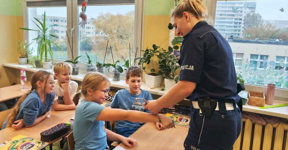 zdjęcie: Jak odblaski ratują życie? Policjantka uczy dzieci w Toruniu / fot. KMP w Toruniu
