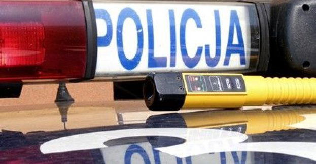 Pijany zasnął za kierownicą, obudzili go policjanci
