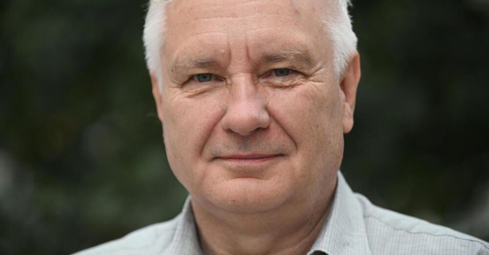 zdjęcie: Prezes PAN: premier chce od nas konkretów w działaniach naukowców na rzecz obronności / Warszawa, 24.07.2025. Prezes Polskiej Akademii Nauk prof. dr hab. Marek Konarzewski przed siedzibą Polskiej Agencji Prasowej w Warszawie, 24 bm. Prof. Marek Konarzewski był gościem Studia PAP. (doro) PAP/Marcin Obara