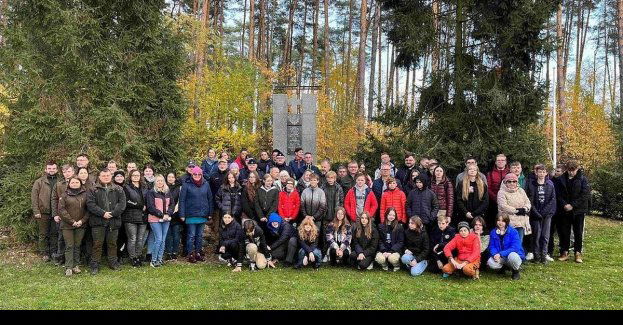 Komendanci sieradzkiej jednostki wzięli udział w akcji sadzenia lasu. Pod pomnikiem Powstańców Styczniowych uczczono pamięć poległych.