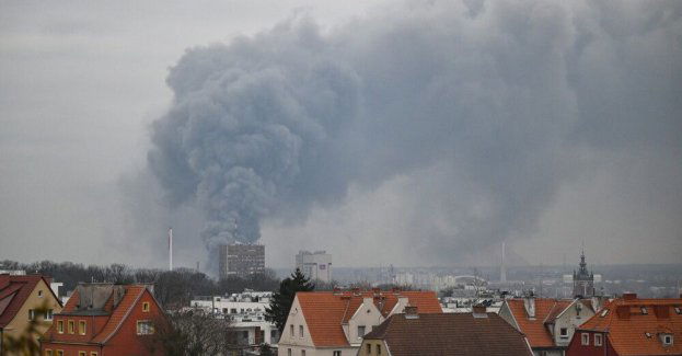 Pożar hali na Przeróbce; akcja gaśnicza może potrwać do czwartku