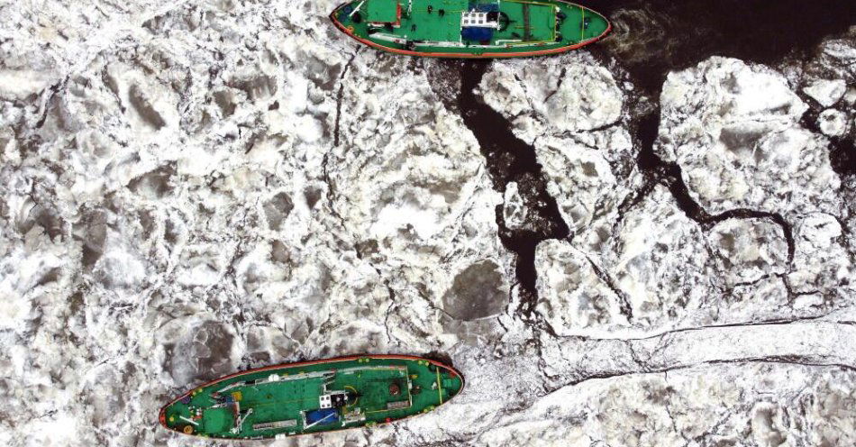 zdjęcie: Wiceprezes Wód Polskich: do walki z zatorami gotowe są lodołamacze; zagrożenia nie ma / Widuchowa, 30.12.2021. Akcja w okolicach Widuchowej, 30 bm. pierwszego w tym sezonie lodołamania na Odrze.  Na rzece pracuje siedem jednostek - pięć z floty RZGW Szczecin oraz dwa lodołamacze niemieckie. Potrwa ona do 31 grudnia. (mb/jm) PAP/Marcin Bielecki