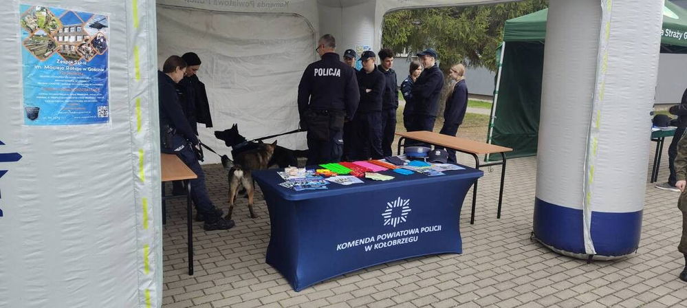 zdjęcie: Policjanci w Gościnie promowali służbę wśród uczniów / fot. KPP w Kołobrzegu