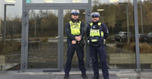 Policjanci pomogli kobiecie z unieruchomionym samochodem w Sosnowcu
