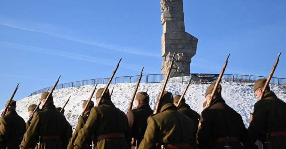 zdjęcie: Gdańsk: 100 lat temu na Westerplatte przybyli pierwsi polscy żołnierze / Gdańsk, 18.01.2026. Apel pamięci z okazji 100. rocznicy przybycia pierwszej zmiany polskich żołnierzy na Westerplatte, 18 bm. przed Pomnikiem Obrońców Wybrzeża w Gdańsku. Wydarzenie zostało zorganizowane przez Muzeum II Wojny Światowej w Gdańsku oraz 16. Żuławski Pułk Logistyczny Obrońców Westerplatte w Elblągu. 18 stycznia 1926 o godz. 14.00 na trałowcu ORP Mewa przybył na Westerplatte pierwszy oddział polskich żołnierzy i rozpoczął pełnienie służby wartowniczej w miejscu powstającej Wojskowej 
