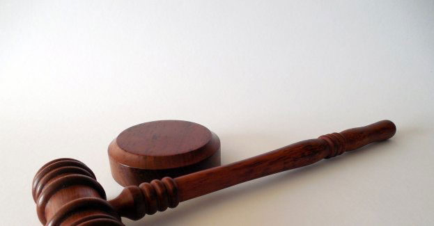 Wybił szyby w aucie bo był zły na właściciela. Odpowie przed sądem