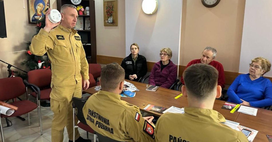 zdjęcie: Mundurowi edukują seniorów o zagrożeniach i bezpieczeństwie / fot. KPP w Lubaczowie Fot. KPP Lubaczów