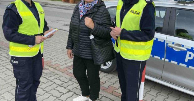 Policjantki rozdawały odblaski szydłowieckim seniorom