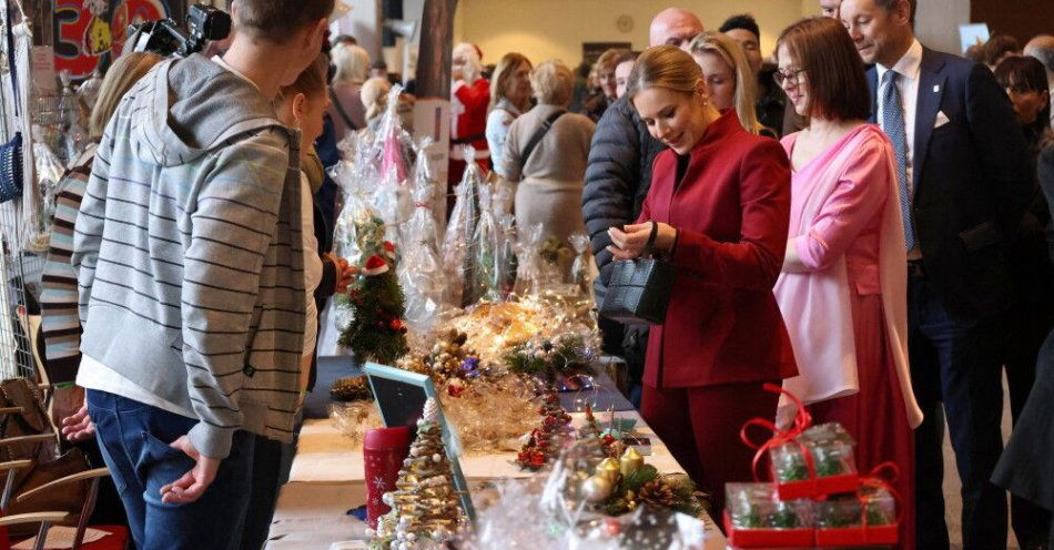 zdjęcie: Pierwsza dama Marta Nawrocka odwiedziła Międzynarodowy Kiermasz Dobroczynny / Warszawa, 07.12.2025. Pierwsza dama Marta Nawrocka (3P) podczas 17. edycji Międzynarodowego Kiermaszu Charytatywnego Stowarzyszenia Współmałżonek Szefów Misji Dyplomatycznych (SHOM), 7 bm. na PGE Narodowym w Warszawie. (aldg) PAP/Albert Zawada