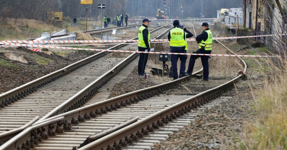 zdjęcie: Ślepe naboje karabinowe na remontowanych torach we wsi Sośnie / Sośnie (woj. wielkopolskie), 21.11.2025. Służby w miejscu znalezienia ślepych nabojów karabinowych na remontowanym odcinku torów kolejowych we wsi Sośnie, 21 bm. Dwa ślepe naboje karabinowe znalazł pracownik firmy remontowej. Policja szuka sprawcy. (aldg) PAP/Tomasz Wojtasik