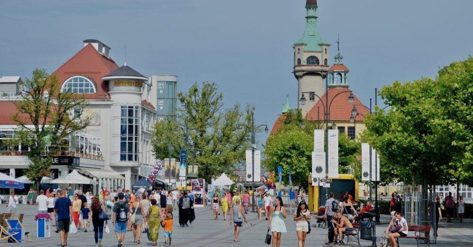 zdjęcie: Sopot: w kurorcie powstanie Śródmiejska Strefa Płatnego Parkowania / Sopot, 04.08.2014. Spacerowicze na ulicy Monte Cassino w Sopocie, 4 bm. Tak zwany Monciak jest strefą pieszą, w całości wyłączoną z ruchu samochodowego. Deptak jest reprezentacyjną ulicą Sopotu. aw/soa
PAP/Adam Warżawa