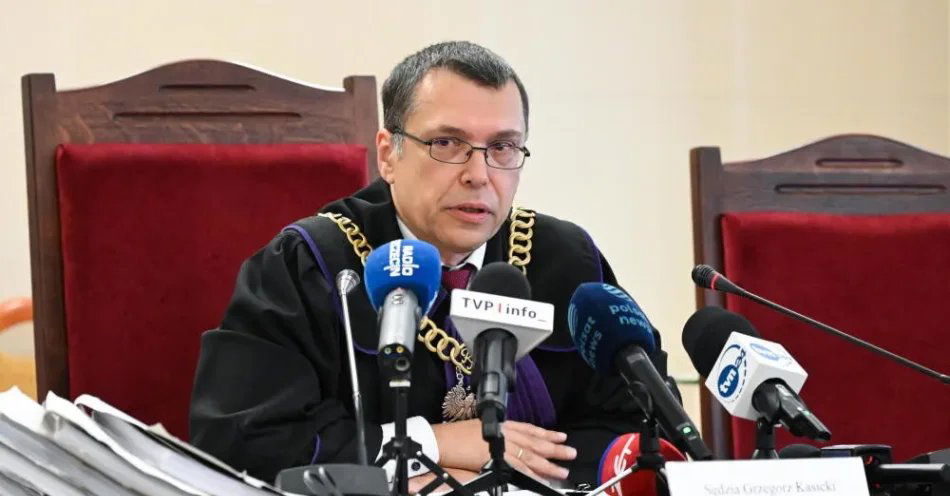 zdjęcie: Prokuratura Krajowa: Sędziemu, który pijany jechał autem, uchylono immunitet i postawiono zarzut / Szczecin, 31.07.2025. Sędzia Grzegorz Kasicki w siedzibie Sądu Okręgowego w Szczecinie, 31 bm. Sąd Okręgowy w Szczecinie skazał senatora Stanisława Gawłowskiego na 5 lat więzienia w tzw. aferze melioracyjnej. Został uznany winnym m.in. przyjęcia łapówek. Sąd orzekł mu też m.in. karę 180 tys. zł grzywny i zakazał zajmowania kierowniczych stanowisk w państwowych instytucjach i spółkach przez 10 lat. Proces w sprawie nieprawidłowości przy 26 inwestycjach Zachodniopomorskiego Zarządu Melioracji i Ur