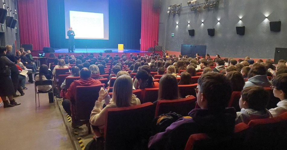 zdjęcie: Uczniowie debatowali o hejcie i bezpieczeństwie w sieci / fot. KPP w Grójcu