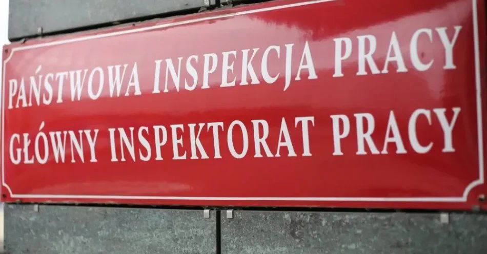 zdjęcie: PIP: pracodawca, który nie wyznaczy dnia wolnego za święto 15 sierpnia zapłaci karę / Warszawa, 16.02.2016. Tablica z napisem Państwowa Inspekcja Pracy Główny Inspektorat Pracy (ls/mgut) PAP/Leszek Szymański