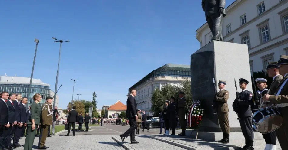zdjęcie: Prezydent złożył wieńce przed pomnikami na Placu Piłsudskiego / Warszawa, 15.08.2026. Prezydent RP Karol Nawrocki (C) podczas złożenia wieńca przed pomnikiem prezydenta RP Lecha Kaczyńskiego na Pl. Piłsudskiego po uroczystej Zmianie Posterunku Honorowego przed Grobem Nieznanego Żołnierza w Warszawie, 15 bm. Trwają obchody Święta Wojska Polskiego, które w tym roku odbywają się pod hasłem „Polska SAFE - bezpieczna Polska”. (sko) PAP/Paweł Supernak