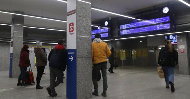 Warszawa - awaria na kolei; pociągi podmiejskie kursują dalekobieżną linią średnicową