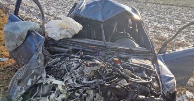 Najpierw zranił brata nożem, a później dachował samochodem na przydrożnym polu