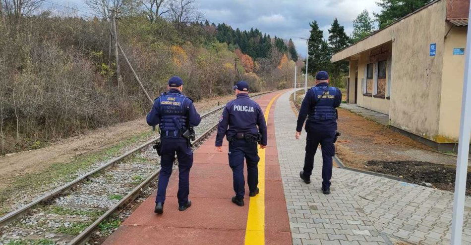 zdjęcie: Patrole policji i SOK poprawiają bezpieczeństwo na kolei / fot. KPP w Lesku