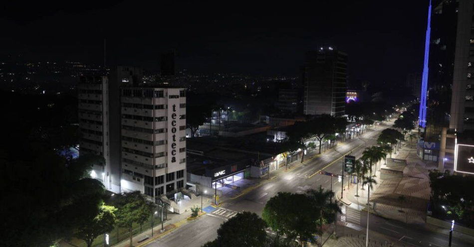 zdjęcie: Ekspert: Atak USA na Wenezuelę to złamanie prawa międzynarodowego; dla Rosji to sygnał, że też tak może robić / epa12622278 Widok na ulice Caracas, Wenezuela, 3 stycznia 2026 r., po tym, jak w całej stolicy odnotowano wiele wybuchów. Rząd Wenezueli oskarżył Stany Zjednoczone o przeprowadzenie serii ataków militarnych przeciwko celom cywilnym i wojskowym w całym kraju na początku poranka 3 stycznia. EPA/MIGUEL GUTIERREZ Dostawca: PAP/EPA.