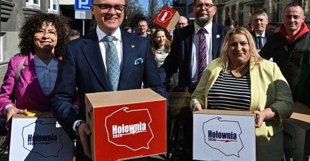Hołownia złożył w PKW 400 tysięcy podpisów poparcia pod jego kandydaturą