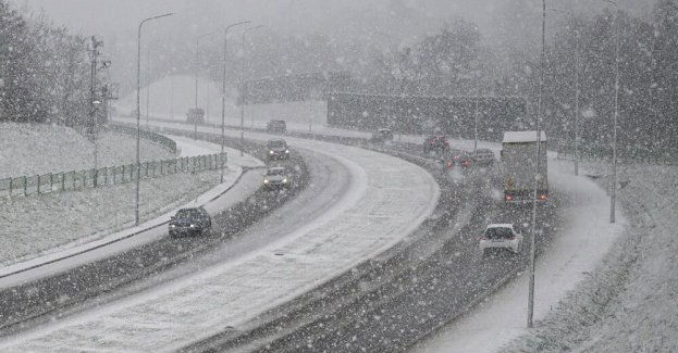 Południe kraju pod śniegiem; alert RCB rozszerzony na kolejne powiaty – trudne warunki na drogach