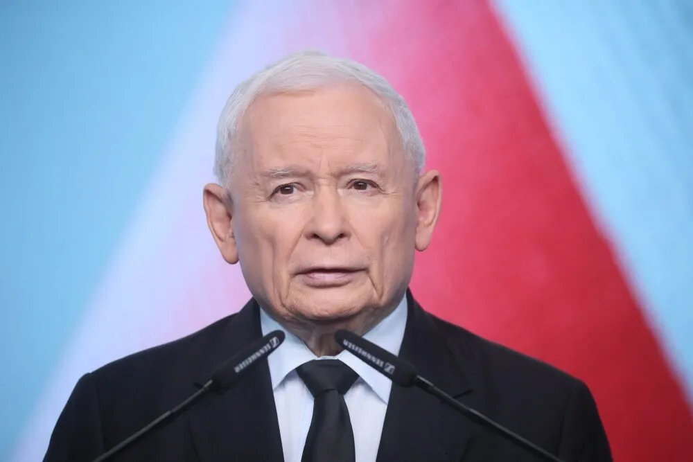 zdjęcie: Kaczyński: PiS musi przygotować realistyczny program; najważniejsze są: gospodarka, służba zdrowia i armia / Warszawa, 24.07.2026. Prezes Prawa i Sprawiedliwości Jarosław Kaczyński na konferencji prasowej w siedzibie PiS przy ul. Nowogrodzkiej w Warszawie, 24 bm. Prezes PiS oświadczył, że około trzydziestu kilku posłów zrezygnowało z członkostwa w PiS. Do czwartku do północy parlamentarzyści PiS mieli czas na złożenie deklaracji o nieprzynależeniu do stowarzyszeń - pod groźbą wykluczenia z partii. (jm) PAP/Leszek Szymański