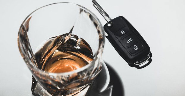 Pijany 72-latek uciekał samochodem przed patrolem policji po polach; auto dachowało