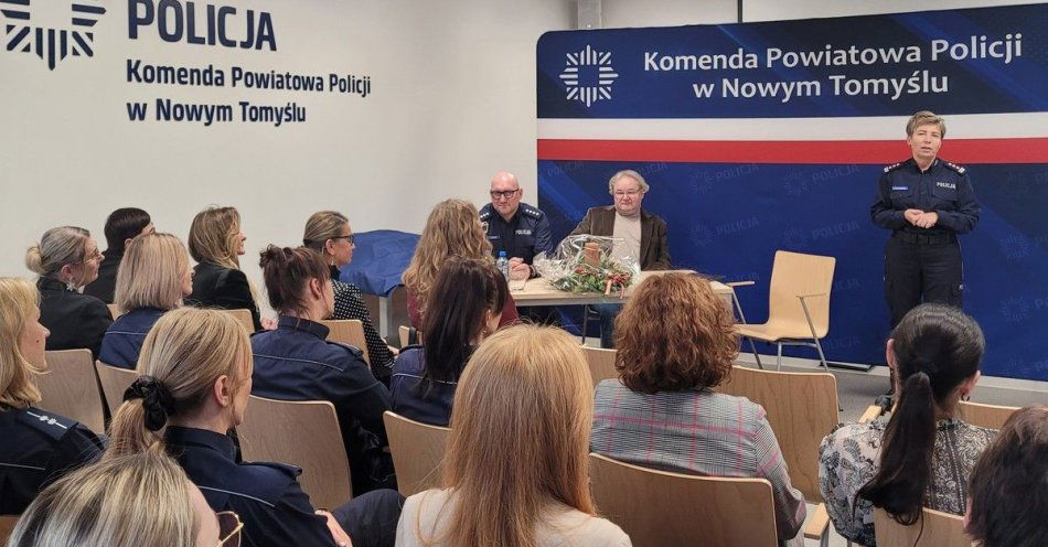 zdjęcie: Kobiety w policji oczami pisarza. Wyjątkowe spotkanie w Nowym Tomyślu / fot. KPP Nowy Tomyśl