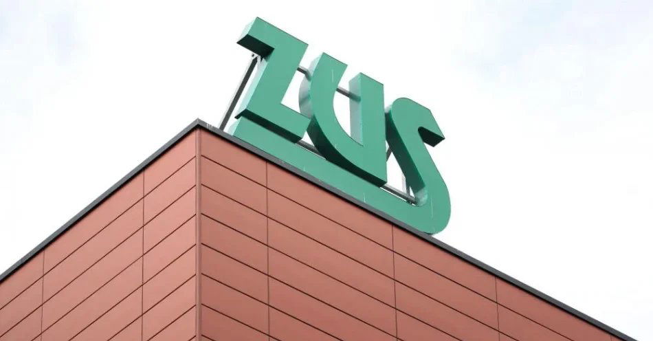 zdjęcie: ZUS: zwolnienie chorobowe przerywa urlop wypoczynkowy, ale pobyt za granicą nie wyklucza kontroli / Warszawa, 30.03.2022. Logo Zakładu Ubezpieczeń Społecznych na budynku Inspektoratu Praga-Północ, 30 bm. (tg/ibor) PAP/Tomasz Gzell