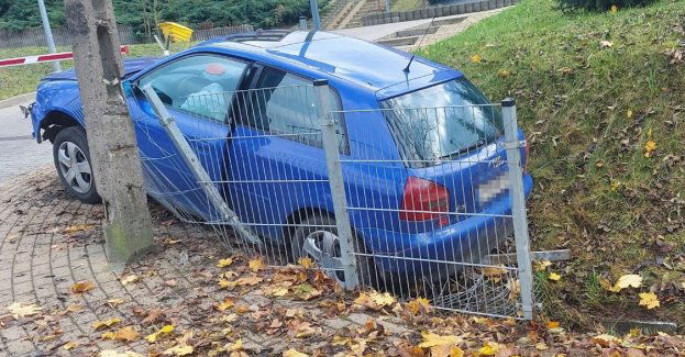 Nietrzeźwy, bez uprawnień wjechał Audi do rowu - zatrzymał go policjant jadący na służbę