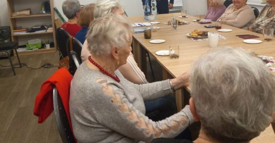 zdjęcie: Seniorzy w Dąbrowie uczą się, jak unikać oszustw i być widoczni / fot. KPP Mogilno