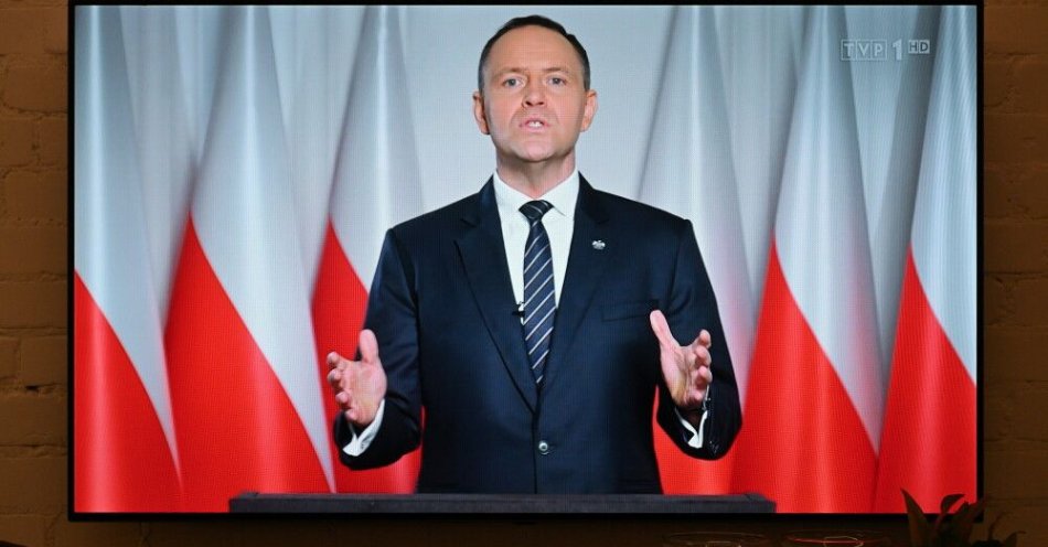 zdjęcie: Sondaż: według prawie połowy Polaków weta prezydenta wynikają z pobudek politycznych / Wrocław, 12.03.2026. Transmitowane w telewizji orędzie prezydenta RP Karola Nawrockiego oglądane w jednym z mieszkań we Wrocławiu, 12 bm. Prezydent ogłosił, że nie podpiszę ustawy wdrażającej unijny program SAFE. (mr) PAP/Maciej Kulczyński