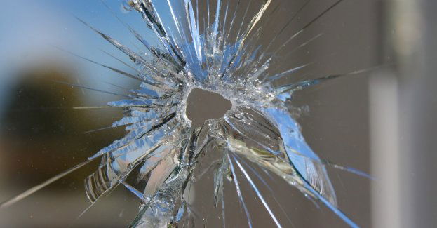 Na oczach policjantów wybił szyby