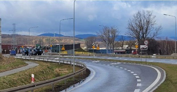 Uwaga kierowcy! Trwa protest rolników w Sadach Dolnych. Możliwe utrudnienia w ruchu!