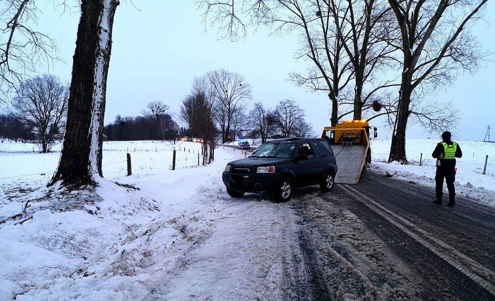 zdjęcie: Land Rover dachował w Droglewie po utracie panowania / fot. KPP w Węgorzewie Miejsce zdarzenie drogowego