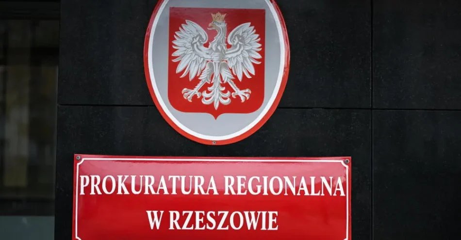 zdjęcie: Rzeszów: prokuratura zabezpieczyła majątki Macieja Ś. i Cezarego J. / Rzeszów, 10.12.2025. Tabliczki na elewacji Prokuratury Regionalnej w Rzeszowie, 10 bm. Do prokuratury został wezwany w charakterze świadka dyrektor Radia Maryja o. Tadeusz Rydzyk w sprawie dot. Muzeum „Pamięć i Tożsamość” im. św. Jana Pawła II. (dd/mgut) PAP/Dariusz Delmanowicz