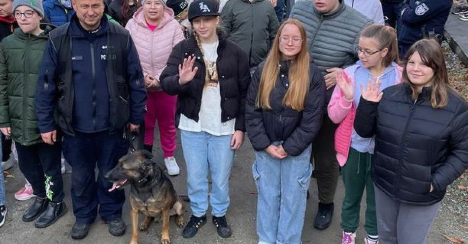 zdjęcie: Policjanci z psem odwiedzili Specjalny Ośrodek w Piławie Górnej / fot. KPP w Dzierżonowie
