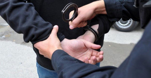 22-latek w trakcie pościgu uderzył w wiadukt; po auto zgłosił się ojciec poszukiwany listem gończym