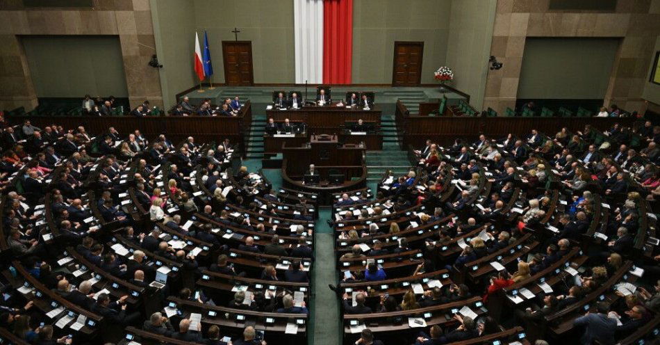 zdjęcie: Sejm: koalicyjne kluby za projektem ustawy praworządnościowej, opozycja przeciwko / Warszawa, 09.01.2026. Posłowie na sali obrad izby, 9 bm. Sejm kontynuuje obrady. Posłowie jednomyślnie opowiedzieli się za nowelizacją ustawy Prawo o ruchu drogowym i ustawy o kierujących pojazdami dotyczącą OSP, PSP, ratowników górskich oraz wodnych. Zakłada ona m.in., że quady przez nich używane mogą poruszać się jak pojazdy uprzywilejowane. (amb) PAP/Marcin Obara