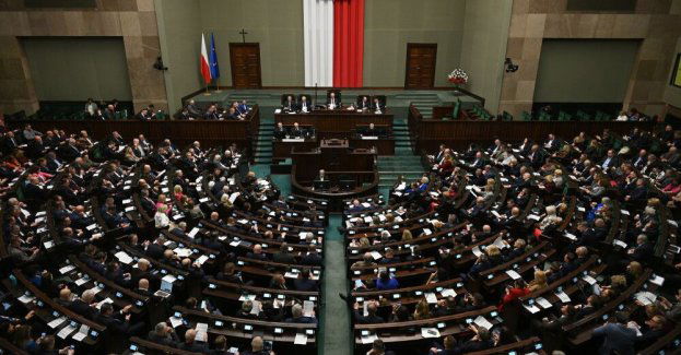 Sejm: koalicyjne kluby za projektem ustawy praworządnościowej, opozycja przeciwko
