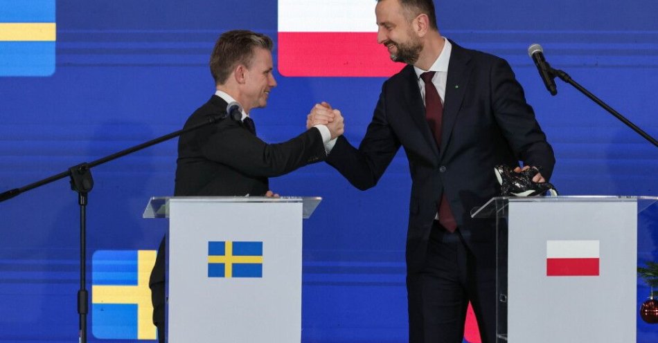 zdjęcie: Ministrowie obrony Polski i Szwecji zawarli strategiczne porozumienie ws. programu Orka / Warszawa, 17.12.2025. Wicepremier, minister obrony narodowej Władysław Kosiniak-Kamysz (P) i minister obrony Szwecji Pal Jonson (L) podczas uroczystości podpisania Memorandum ws. pozyskania okrętów podwodnych w programie ORKA, w 1 Basie Lotnictwa Transportowego w Warszawie, 17 bm. (ad) PAP/Albert Zawada