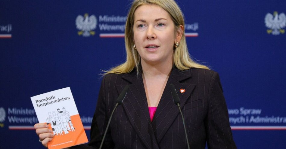 zdjęcie: Wiceminister Roguska: mieszkańcy wnioskujący do Wód Polski ws. wykupu nieruchomości po powodzi otrzymają pieniądze / Warszawa, 22.12.2025. Wiceminister spraw wewnętrznych i administracji Magdalena Roguska podczas konferencji prasowej w siedzibie MSWiA w Warszawie, 22 bm. Tematem konferencji jest przygotowana przez Państwową Straż Pożarną nowa aplikacja z mapą punktów schronienia. (jm) PAP/Paweł Supernak