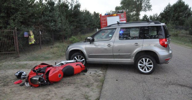 Motocyklista wyprzedzał, a kierowca skody skręcał do posesji