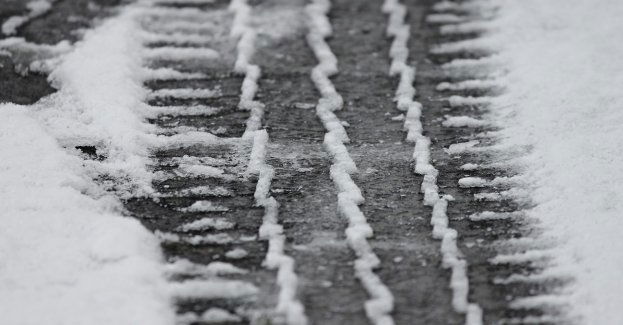 Zajeżdżony śnieg i błoto pośniegowe na drogach krajowych i wojewódzkich