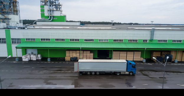 Uszkodzone dachy hal i ewakuacja setek pracowników