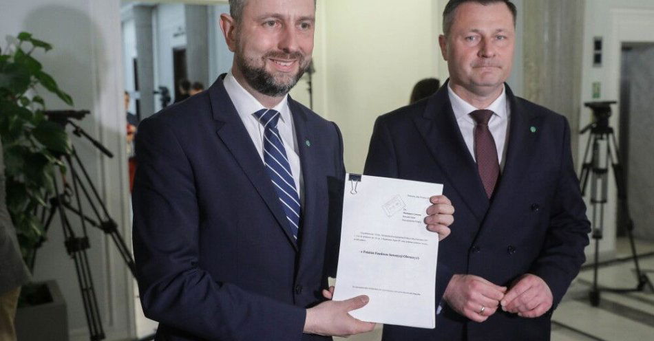 zdjęcie: Szef PSL: złożyliśmy w Sejmie projekt ustawy o Polskim Funduszu Inwestycji Obronnych / Warszawa, 24.03.2026. Wicepremier, minister obrony narodowej Władysław Kosiniak-Kamysz (L) i przewodniczący Klubu Parlamentarnego PSL Krzysztof Paszyk (P) podczas konferencji prasowej poświęconej złożeniu projektu ustawy
