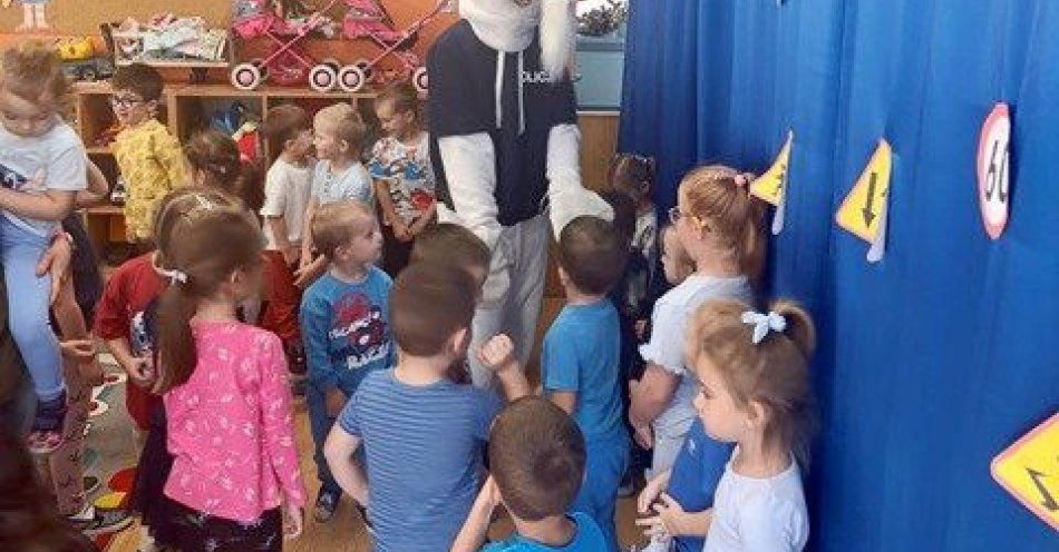 zdjęcie: Koziołek Spoko uczy dzieci zasad bezpieczeństwa / fot. KPP Włoszczowa