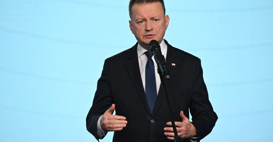 zdjęcie: Błaszczak: złożymy wniosek, by sejmowa komisja obrony narodowej zajęła się projektami do funduszu SAFE / Warszawa, 07.11.2025. Przewodniczący KP PiS Mariusz Błaszczak podczas oświadczenia w siedzibie ugrupowania przy ulicy Nowogrodzkiej w Warszawie, 7 bm. PiS zapowiedziało organizację konferencji pod szpitalami, w związku z sytuacją w służbie zdrowia. (mr) PAP/Radek Pietruszka