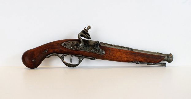 Policjanci z Jaworzna przekazali do muzeum historyczną broń